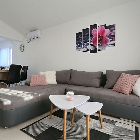 Apartments Lisac Vir Eksteriør bilde