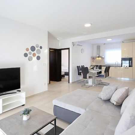 Apartments Lisac Vir Eksteriør bilde
