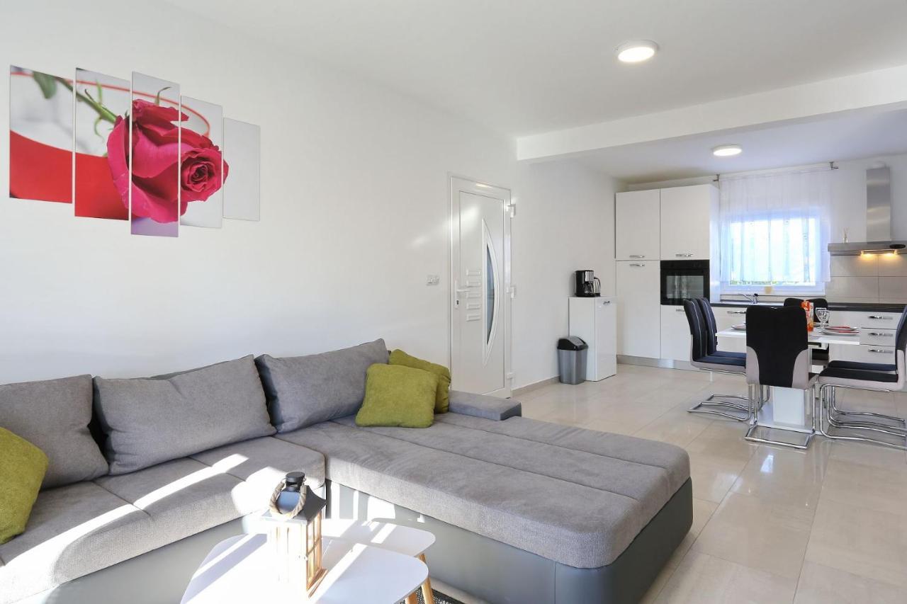 Apartments Lisac Vir Eksteriør bilde