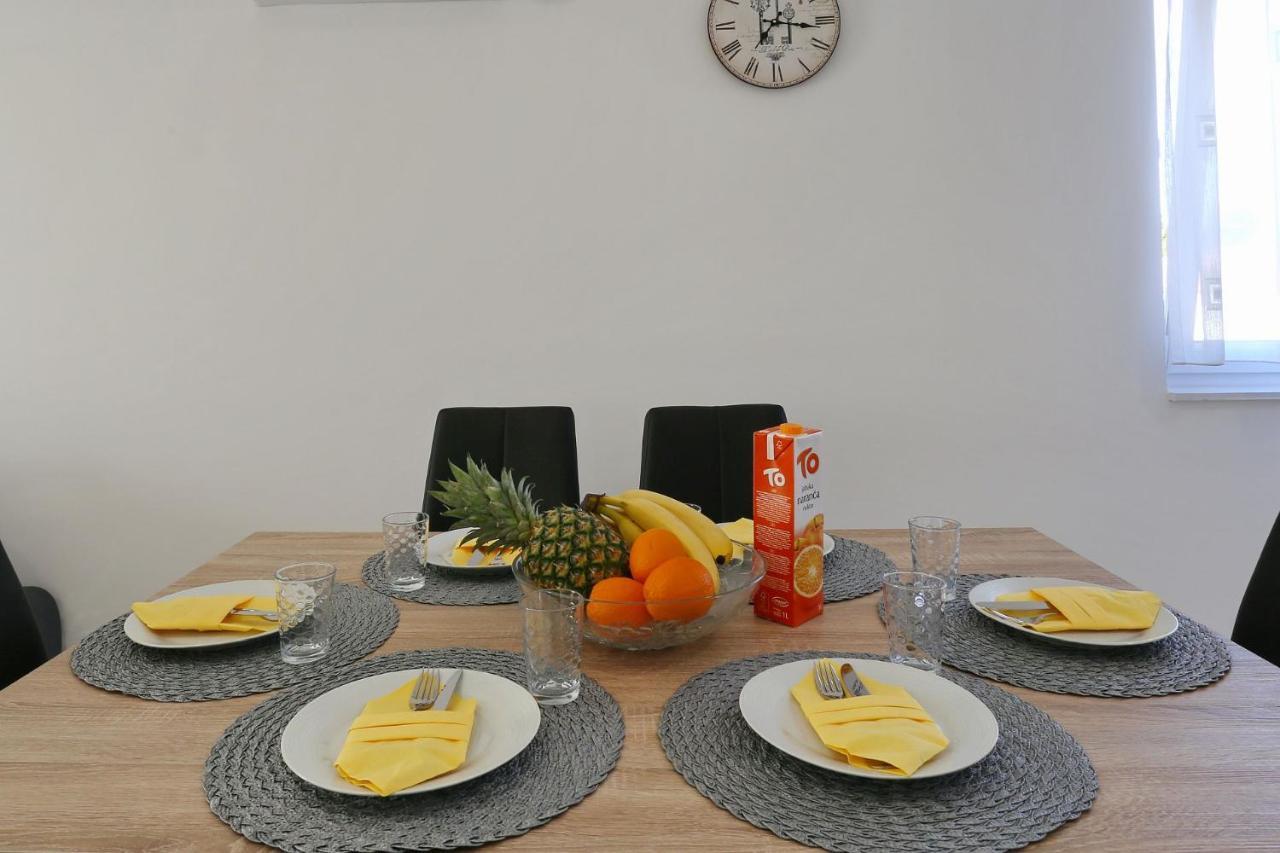 Apartments Lisac Vir Eksteriør bilde