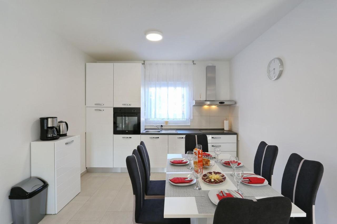 Apartments Lisac Vir Eksteriør bilde