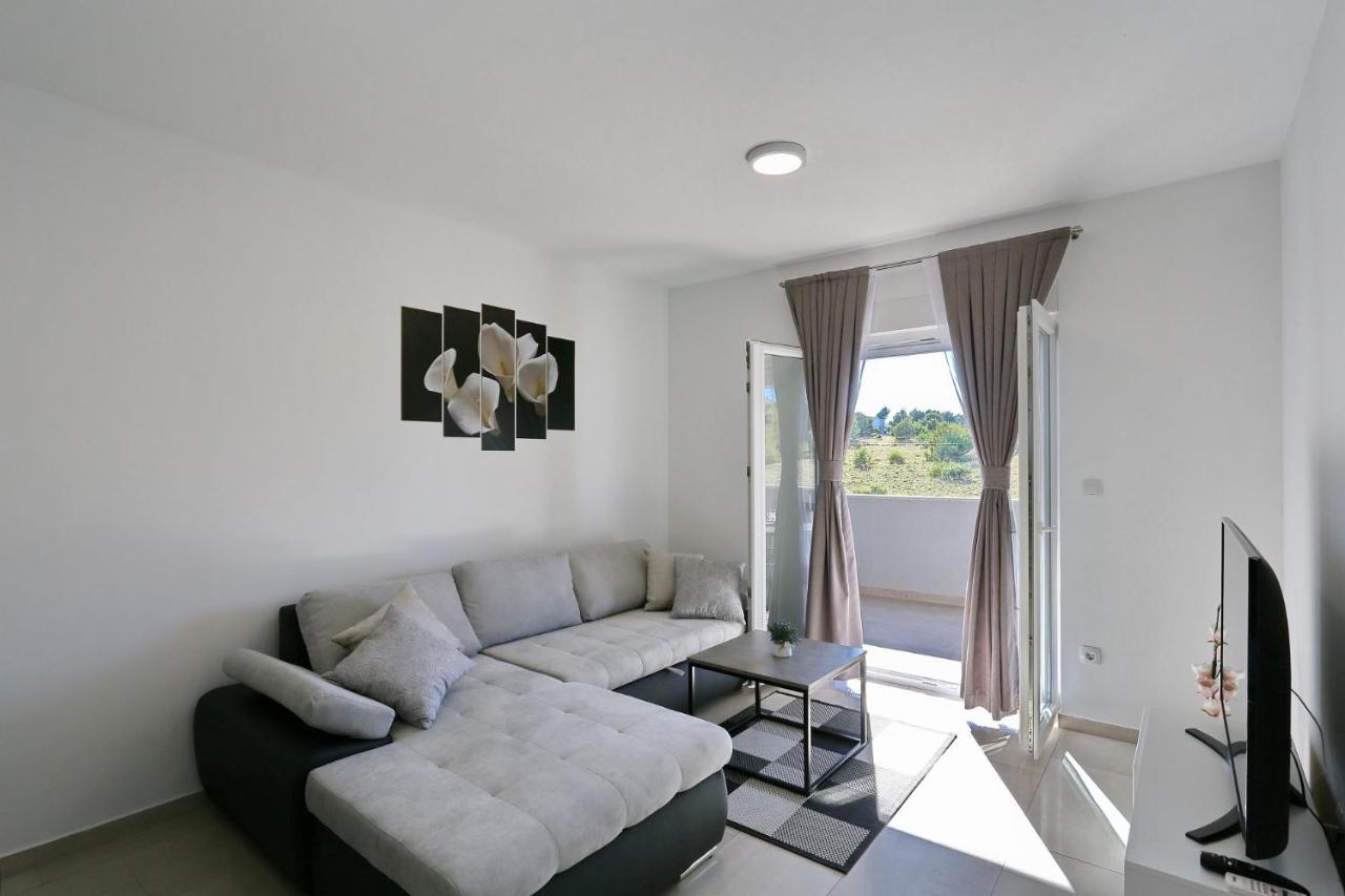 Apartments Lisac Vir Eksteriør bilde