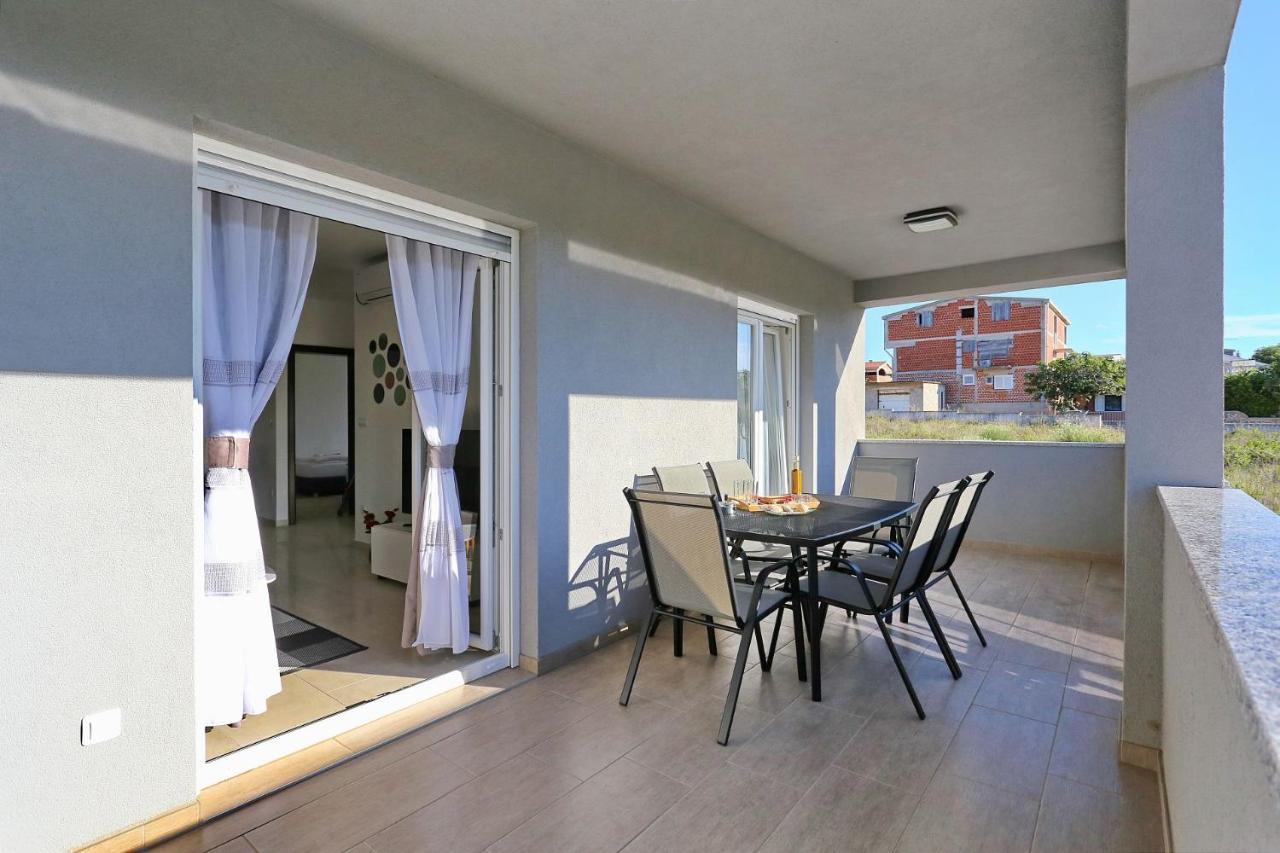 Apartments Lisac Vir Eksteriør bilde