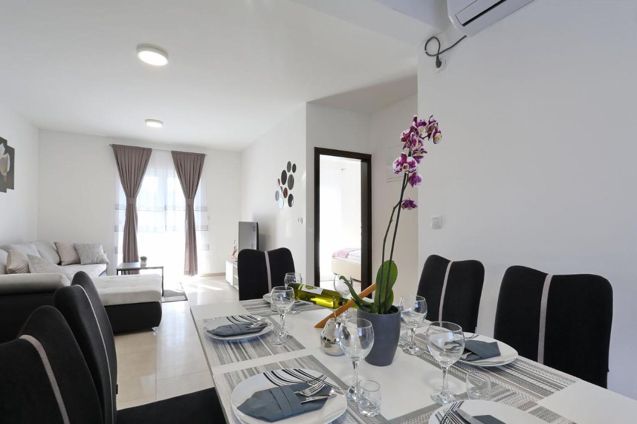 Apartments Lisac Vir Eksteriør bilde