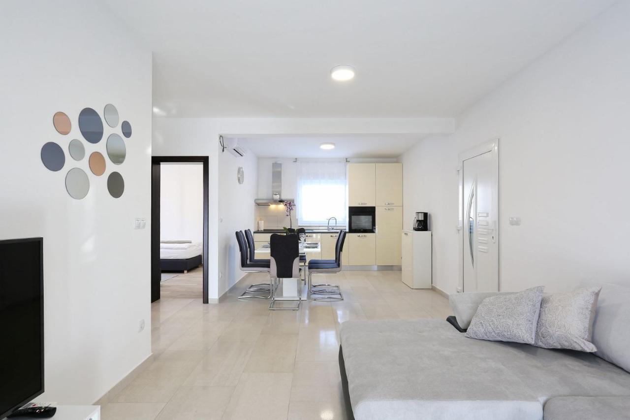 Apartments Lisac Vir Eksteriør bilde