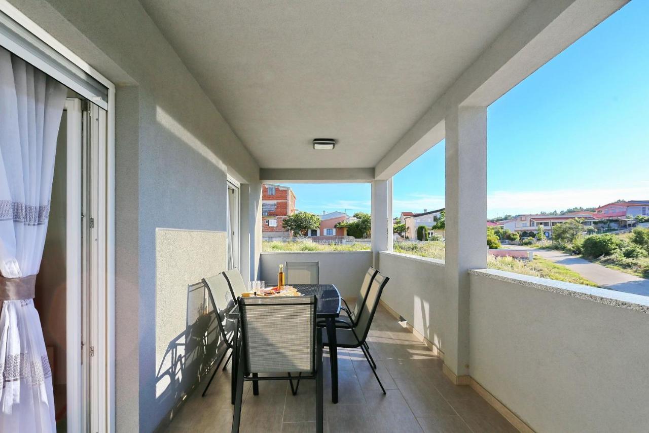 Apartments Lisac Vir Eksteriør bilde