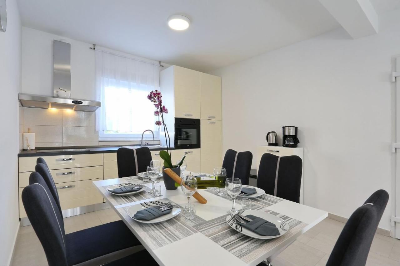Apartments Lisac Vir Eksteriør bilde