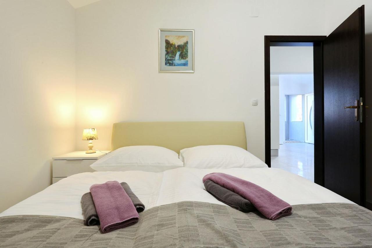 Apartments Lisac Vir Eksteriør bilde