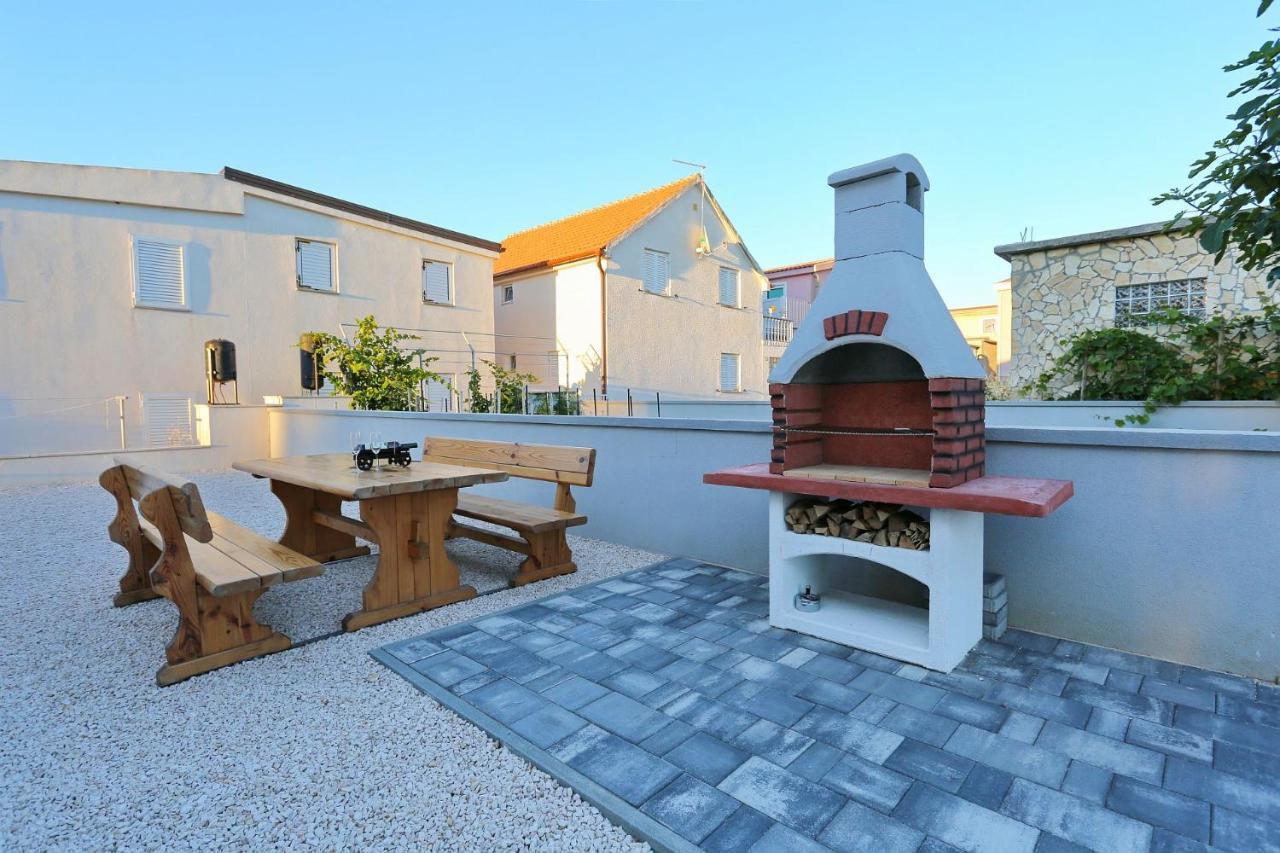 Apartments Lisac Vir Eksteriør bilde