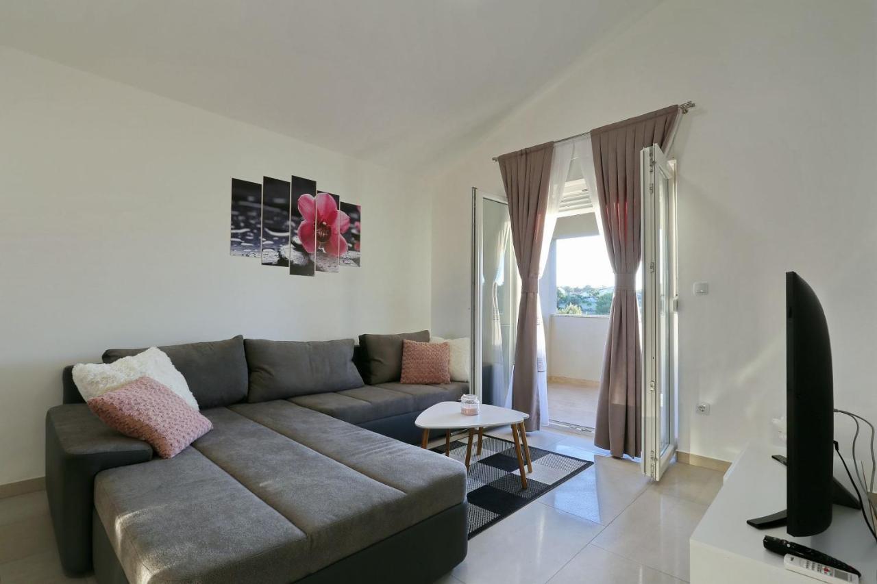 Apartments Lisac Vir Eksteriør bilde