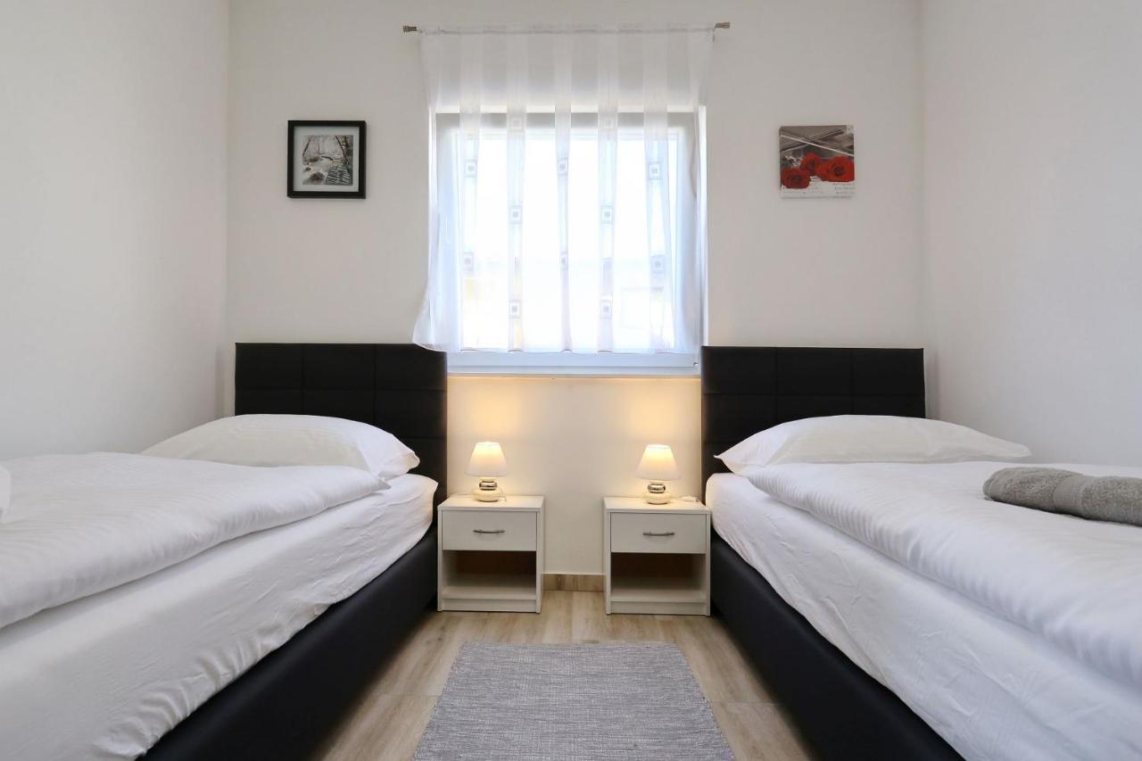 Apartments Lisac Vir Eksteriør bilde