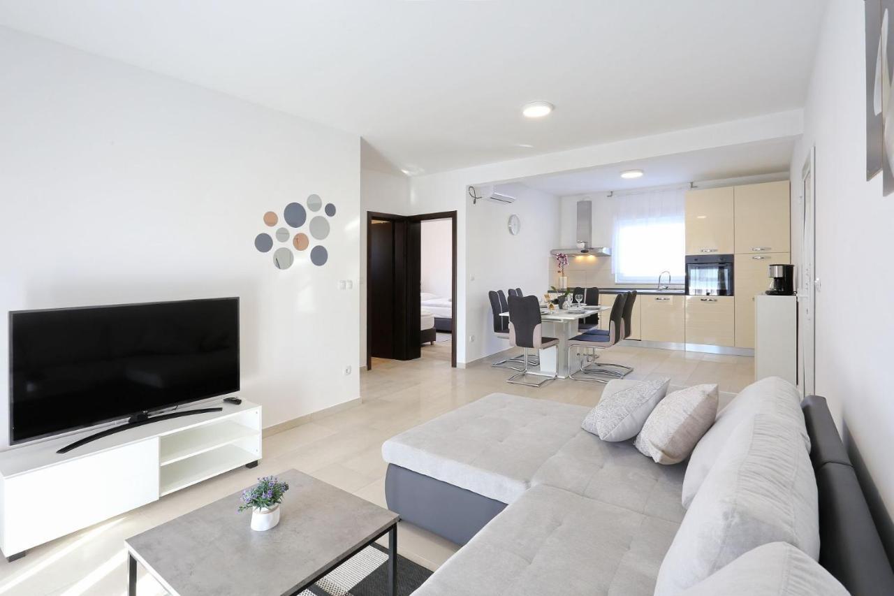 Apartments Lisac Vir Eksteriør bilde