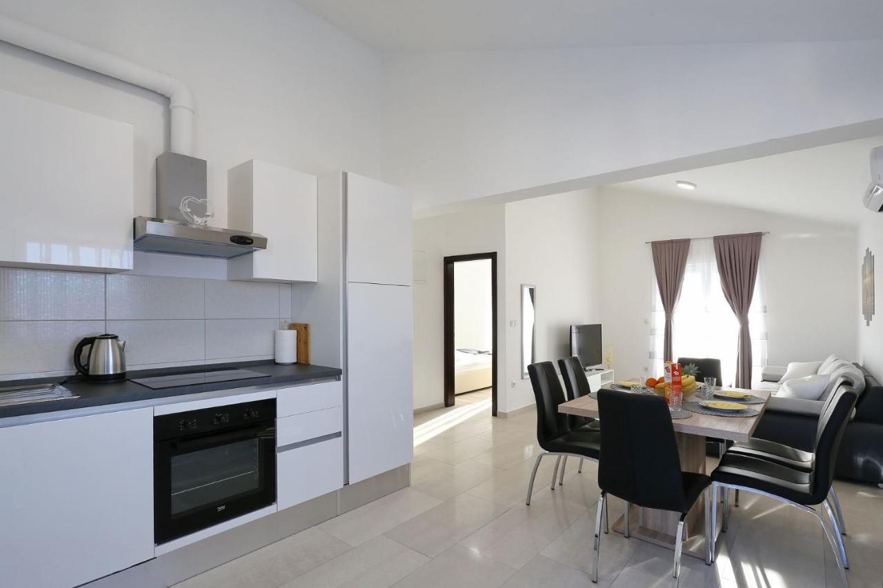 Apartments Lisac Vir Eksteriør bilde