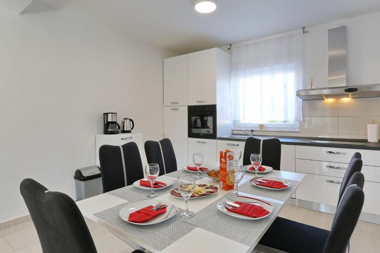 Apartments Lisac Vir Eksteriør bilde
