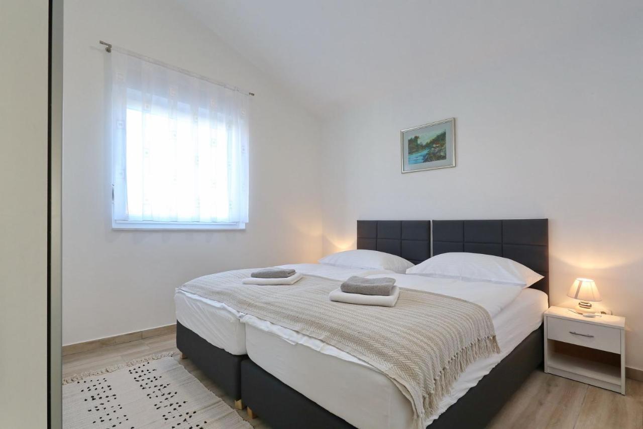 Apartments Lisac Vir Eksteriør bilde