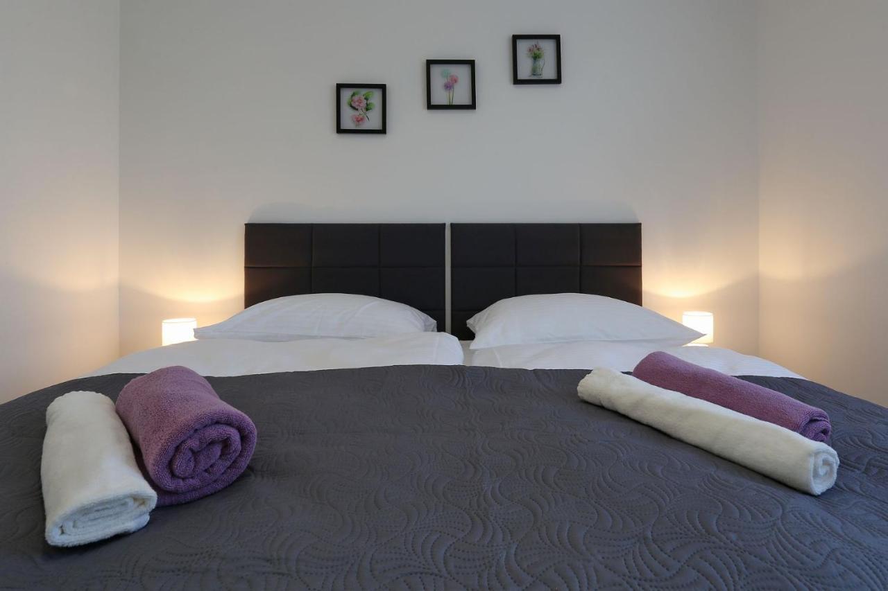 Apartments Lisac Vir Eksteriør bilde