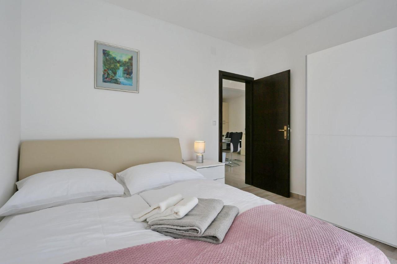 Apartments Lisac Vir Eksteriør bilde