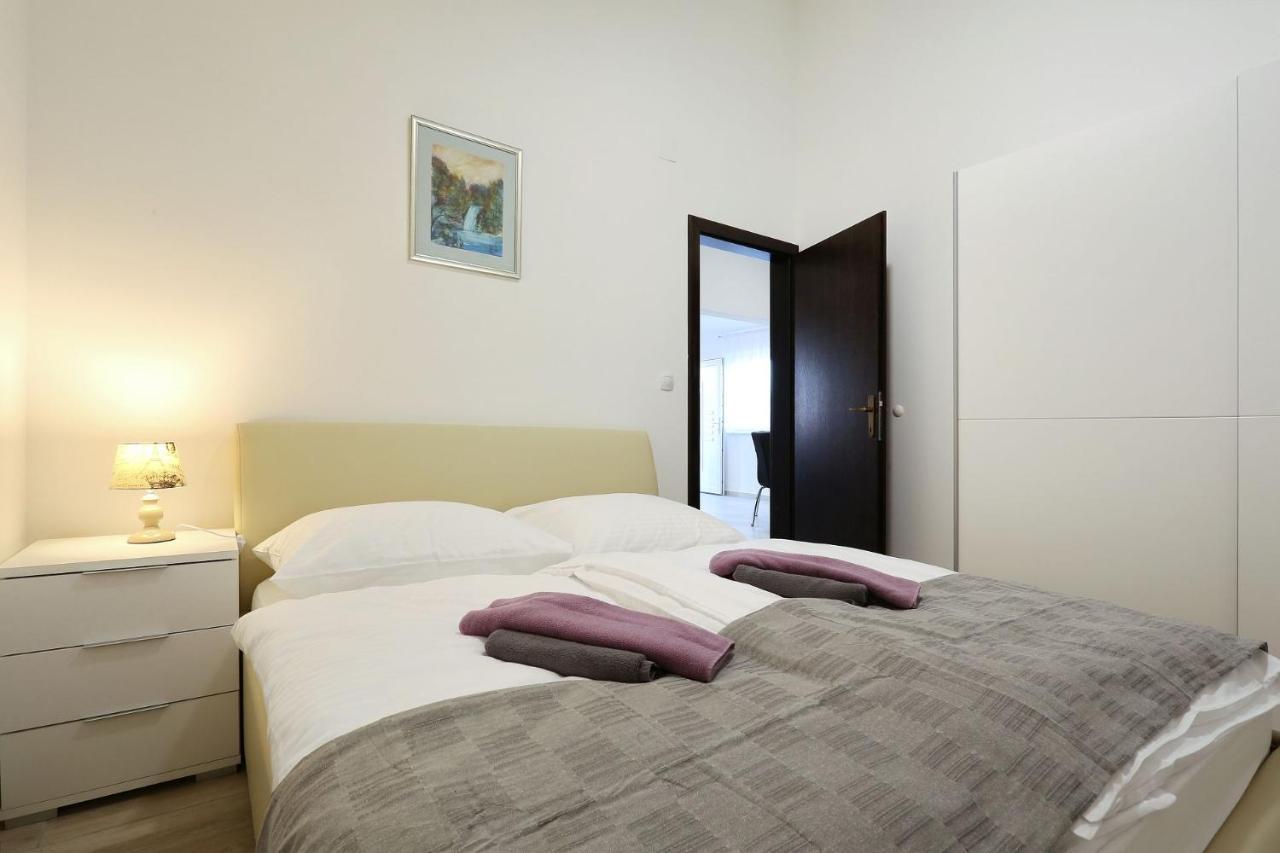 Apartments Lisac Vir Eksteriør bilde