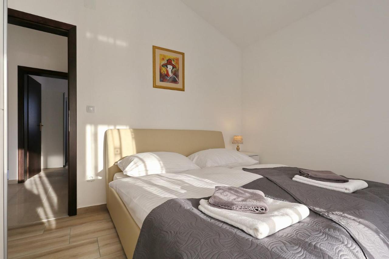 Apartments Lisac Vir Eksteriør bilde