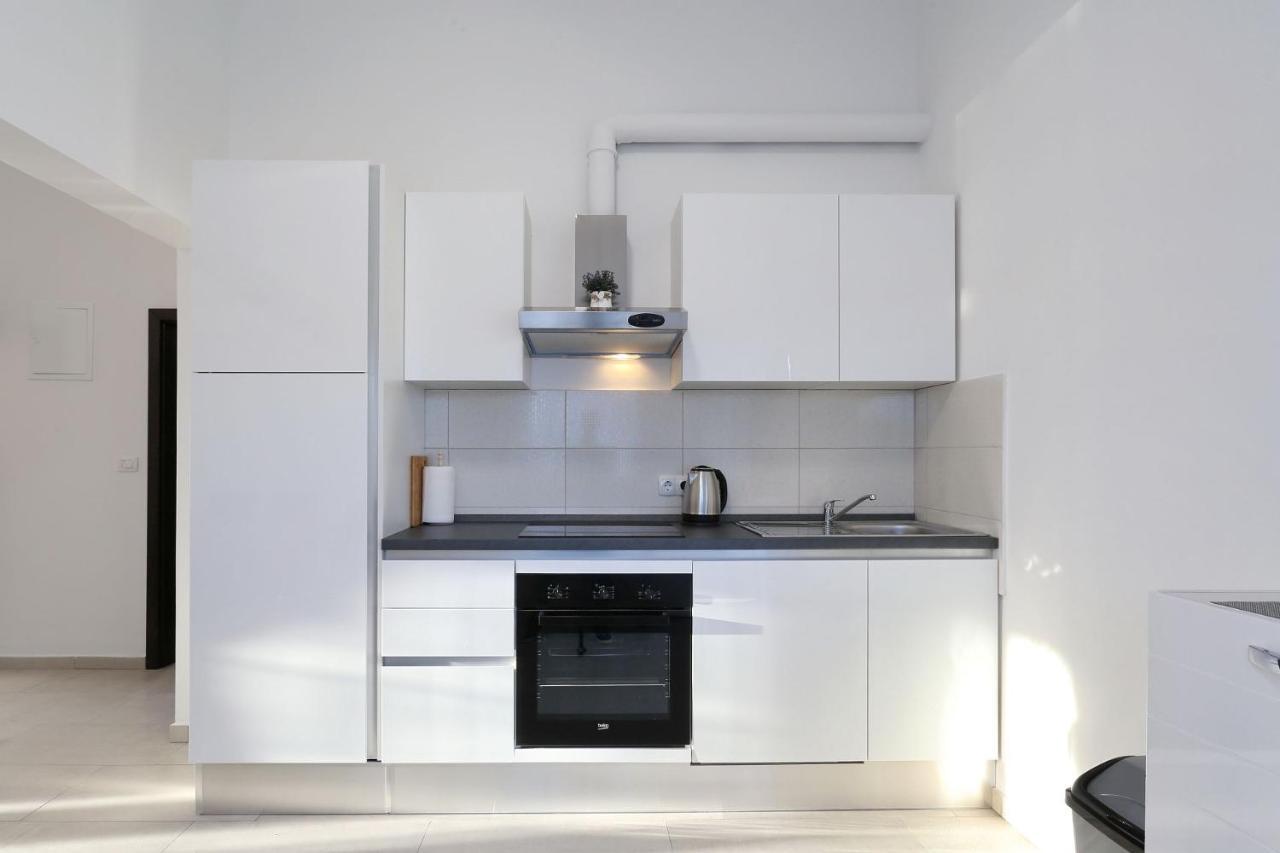 Apartments Lisac Vir Eksteriør bilde