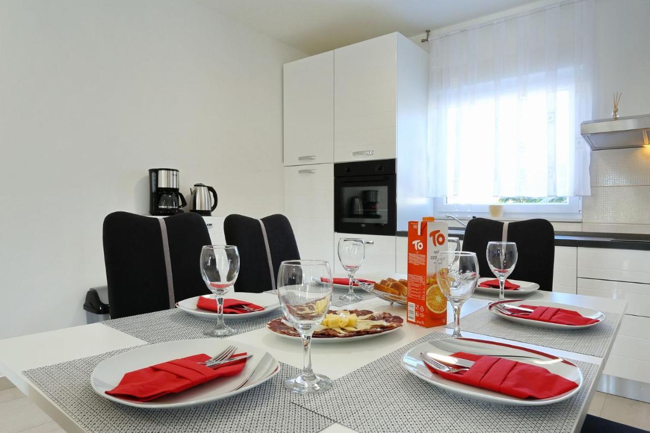 Apartments Lisac Vir Eksteriør bilde