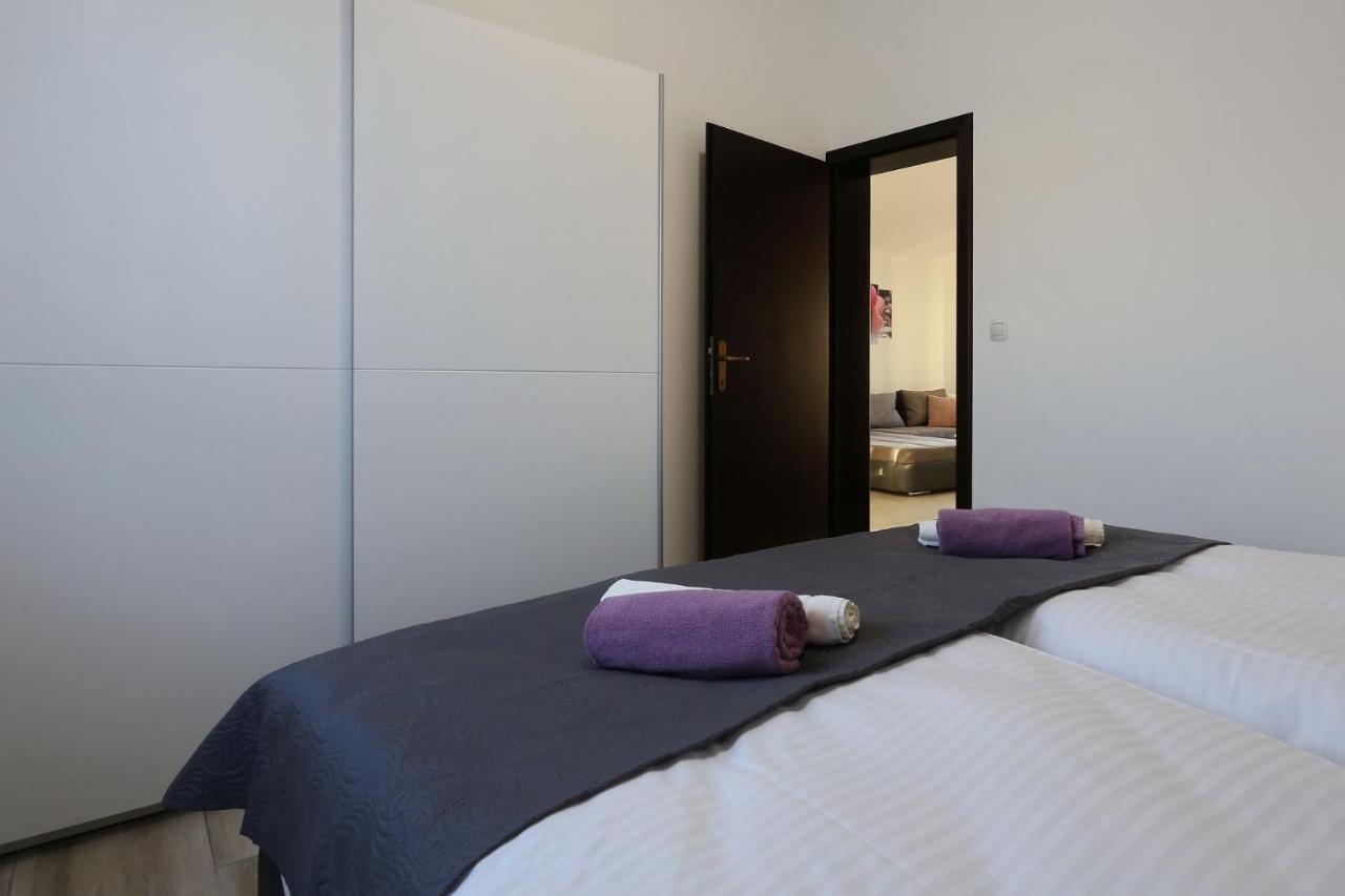 Apartments Lisac Vir Eksteriør bilde