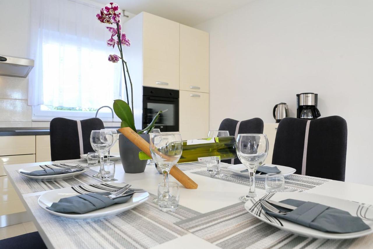 Apartments Lisac Vir Eksteriør bilde